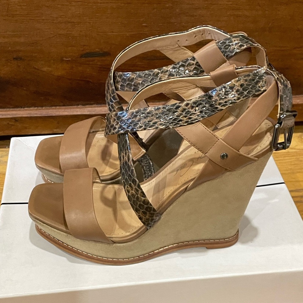 Kenneth Cole Heels Tan Leather and Snakeskin Strap Detailng Size 9 - Picture 2 of 4